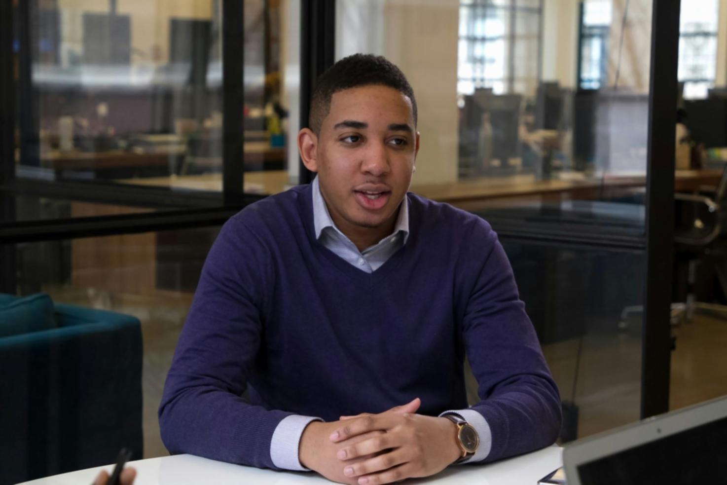 Finanzexperte erklärt Budgetstrategien am Whiteboard